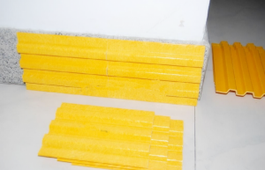 玻璃踢腳線好還是玻璃的好